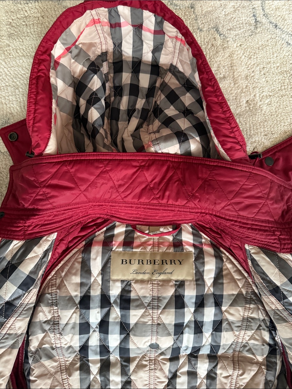 Burberry Red Quilted Hooded Puffer Jacket in EC , the belt is missing - Picture 11 of 11